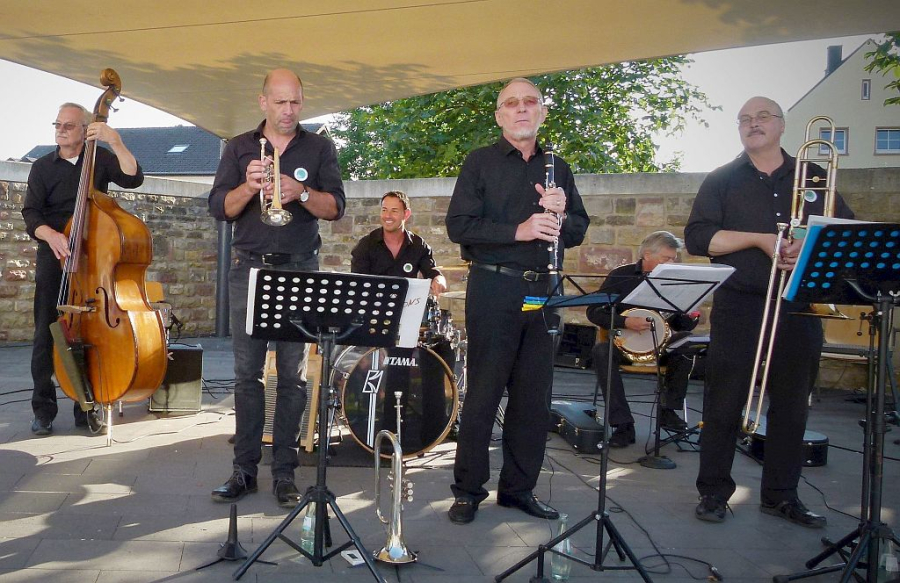 18 Band spielt 11. 07. Bitburg 1024 Foto Hans-Leo Muller Badem P1400293 beschn